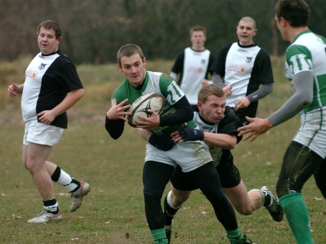 Mecz pomiędzy drużynami Rugby Klub Jasło (czarno &#8211; białe stroje), a AZS AWF Katowice I. Gospodarze przegrali 0 - 38.