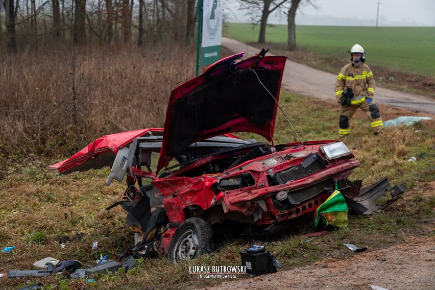 Wypadek śmiertelny na DK 65 na trasie Knyszyn - Białystok. Skoda zderzyła się z BMW. Dwie osoby zginęły. Droga była zablokowana [ZDJĘCIA]