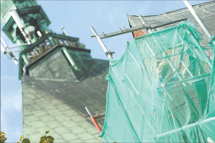 Trwa remont katedry w Koszalinie. Czyszczą ją z cementu