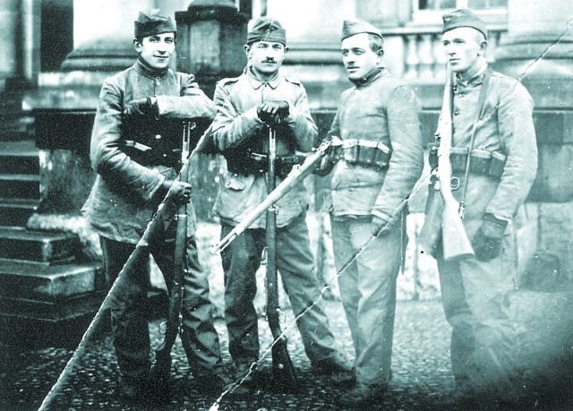 15 maja 1921 r. Kursanci-legioniści w mundurach polowych.  Sześć lat później dowódca 11. Dywizjonu Artylerii Konnej, rotmistrz Henryk Borucki zadedykuje swoją podobiznę (zdjęcie obok) kapitanowi Stanisławowi Piękosiowi (pierwszy z prawej)