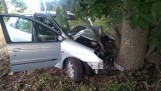 Jaśki. Renault uderzyło w drzewo. 23-latka w szpitalu (zdjęcia)