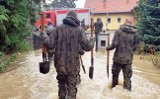 Powódź na Odrze to katastrofa. Dziś przechodzi fala kulminacyjna. Terytorialsi Śląskiej Brygady pomagają mieszkańcom Brzegu