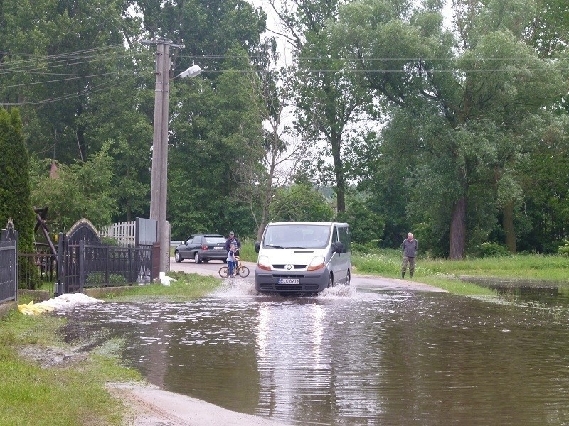 W Bobrownikach Skierniewka zalała kilkanaście gospodarstw