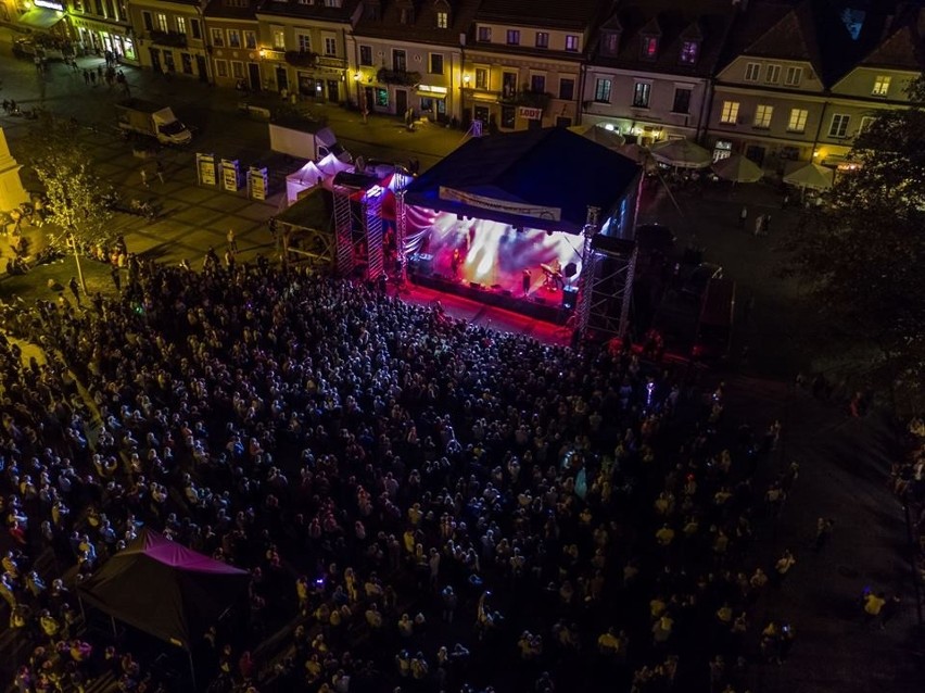 Pożegnanie wakacji na Rynku w Sandomierzu (ZDJĘCIA Z DRONA)