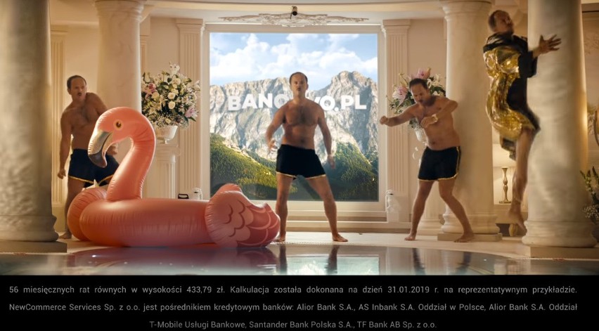 Kadr z reklamy Bancovo.pl. Widać na nim Sławomira tańczącego...