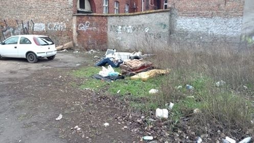 Problem dzikiego wysypiska śmieci na sporym placu przy ul....