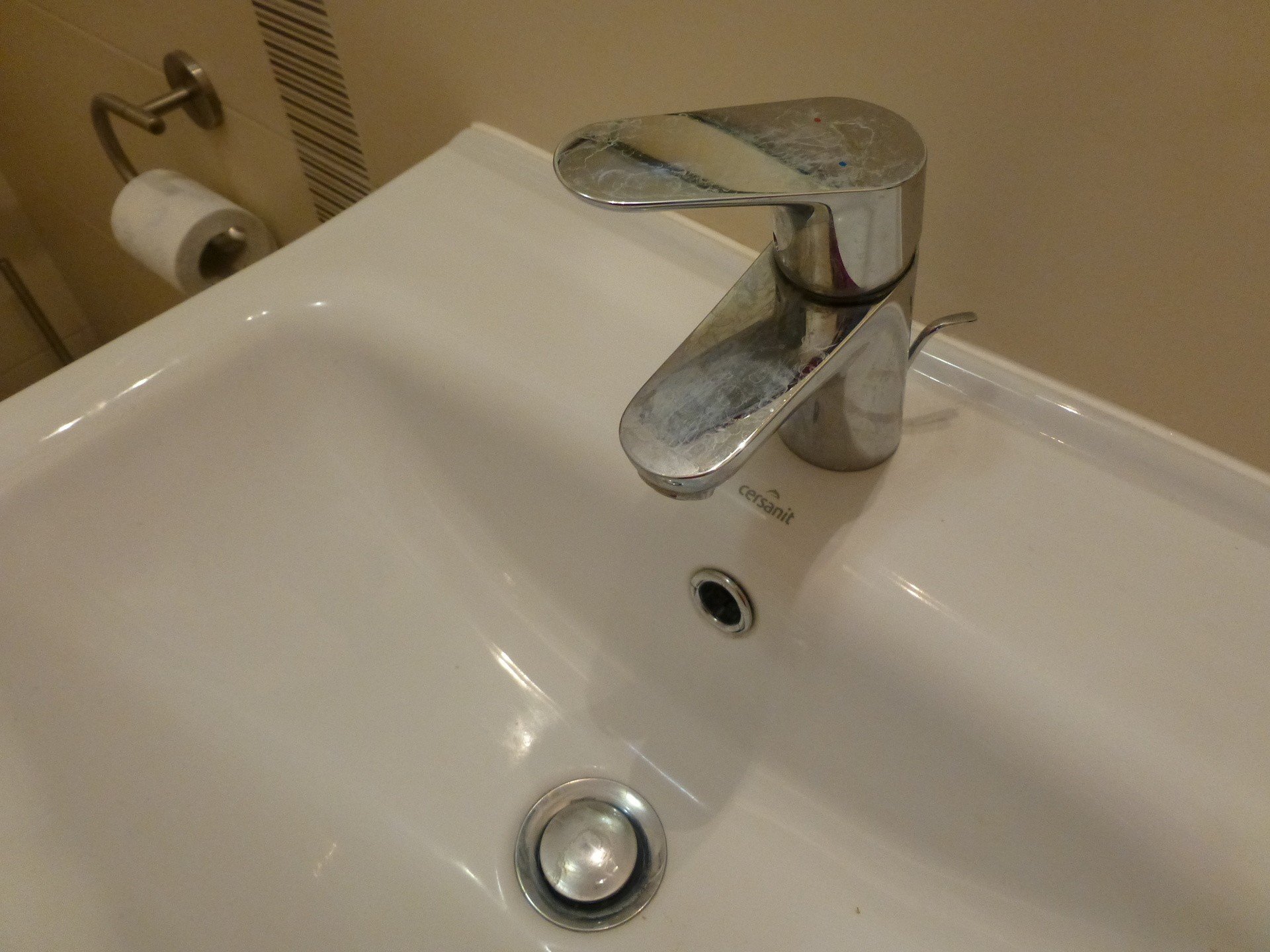 Jak usunąć kamień i osady z mydła w łazience. Poradnik | RegioDom