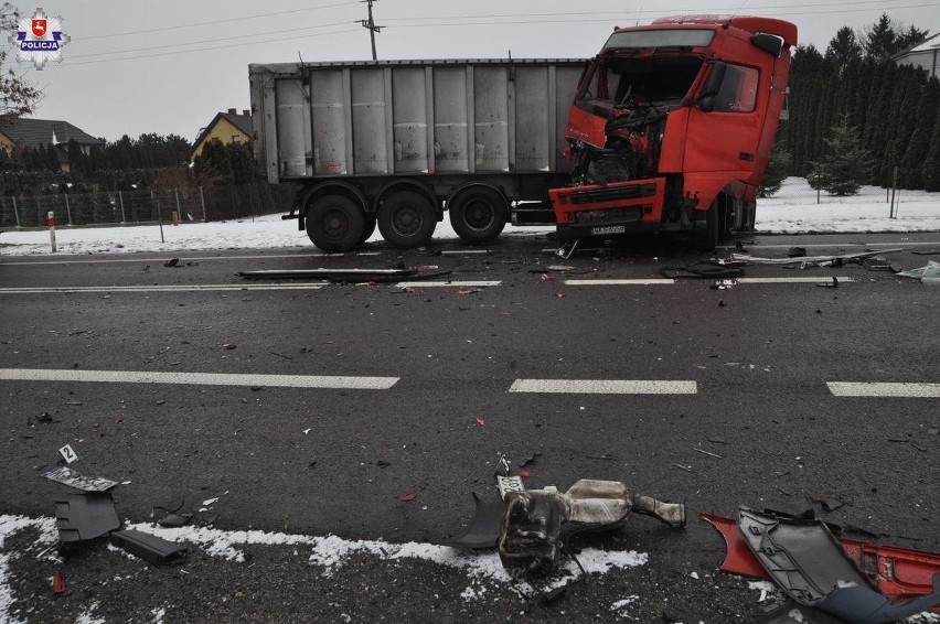 Wypadek w Wólce Orłowskiej. Na DK17 zderzyły się dwie ciężarówki i osobówka