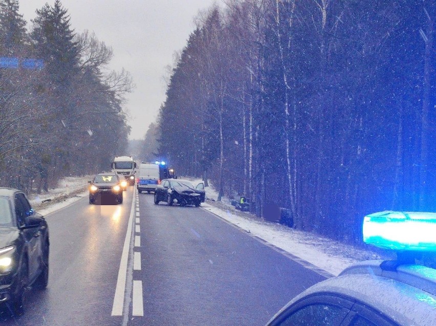 Wypadek z udziałem trzech aut na DK 19 na wyjeździe z Czarnej Białostockiej w stronę Białegostoku. Cztery osoby ranne