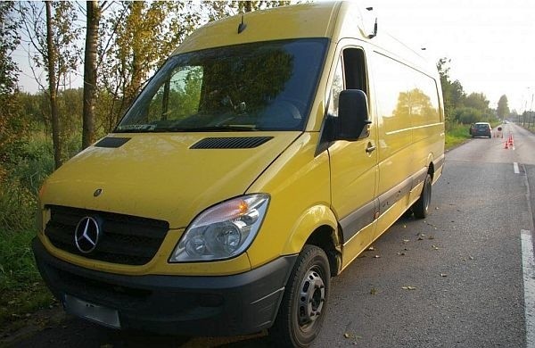 Mercedes sprinter potrącił 69-letniego rowerzystę.