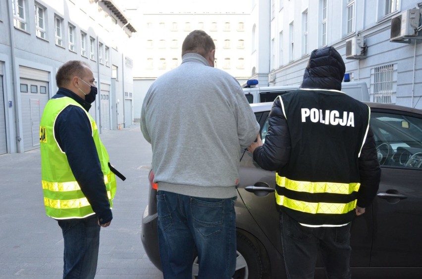Pedofile z Gdańska aresztowani. Zatrzymano mężczyzn, którzy wykorzystywali seksualnie 14-latkę
