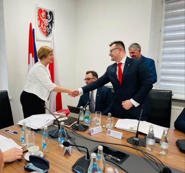 Kilka dni temu, podczas sesji Rady Powiatu Karkonoskiego, wybrano nową przewodniczącą Rady Powiatu Edytę Bielecką oraz nowego Wicestarostę Karkonoskiego Mirosława Góreckiego.
