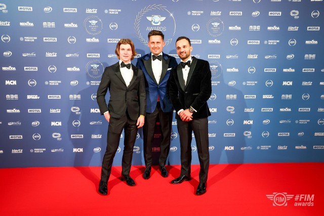 Mateusz Cierniak (z lewej) i Bartosz Zmarzlik (z prawej) w towarzystwie prezesa Motoru Lublina, Jakuba Kępy na gali FIM Awards w Liverpoolu