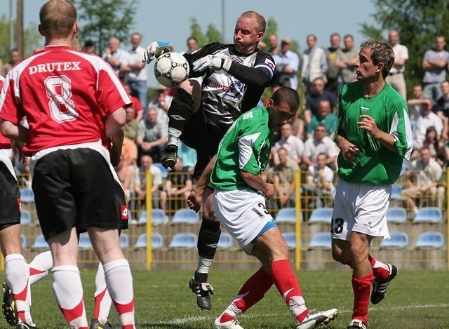 Zdjęcie z poprzedniego meczu, wygranego przez gryfitów 3:2. Interweniuje Dawid Misiura, bramkarz Bytovii.