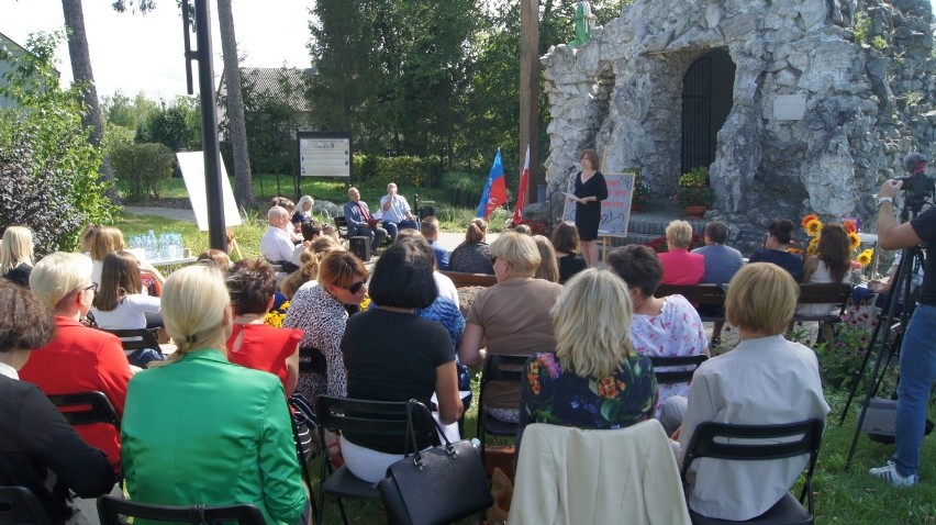 Narodowe Czytanie w Krasocinie w wyjątkowej scenerii. Gościem była pisarka Monika Sawicka (ZDJĘCIA)