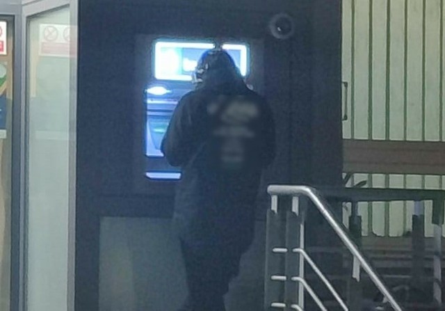 19-latek został zatrzymany przez policjantów przy bankomacie