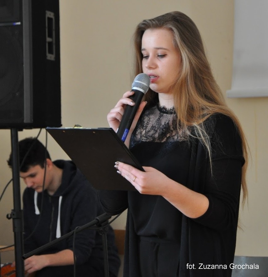 Radom. Międzynarodowy Dzień Języka Ojczystego w liceum Kochanowskiego. Zaprezentowali wiersze uczniów