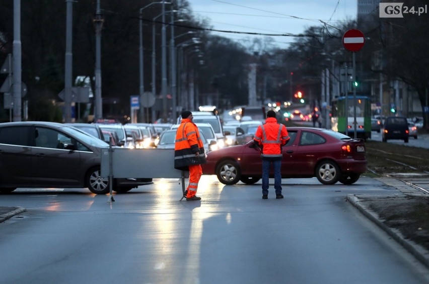 Budowa Węzła Łękno w Szczecinie. Fragment alei Wojska Polskiego już zamknięty 