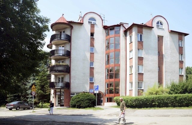 Lokatorzy mieszkań przy ul. Gdańskiej 33 obawiają się, że śpią na tykającej bombie, i oczekują szybkich reakcji odpowiednich służb