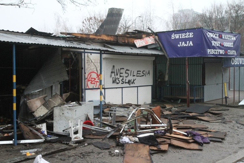 Pożar na targowisku przy ul. Komandorskiej [ZDJĘCIA]