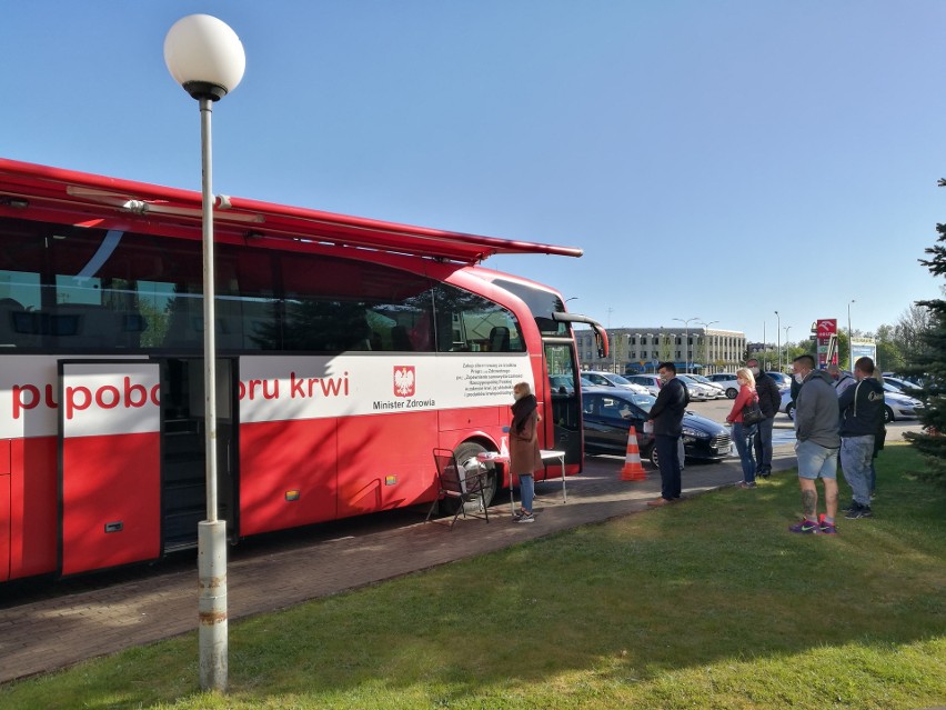 Honorowi dawcy wrócili do oddawania krwi. Akcja przed Urzędem Skarbowym w Słupsku 