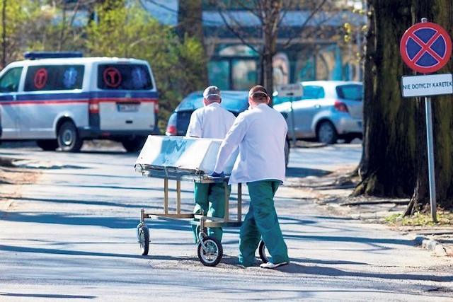 Ze zwiększoną śmiertelnością wiąże się problem - brakuje lekarzy uprawnionych do potwierdzania zgonu osób objętych kwarantanną lub zakażonych, którzy zmarli poza szpitalem.