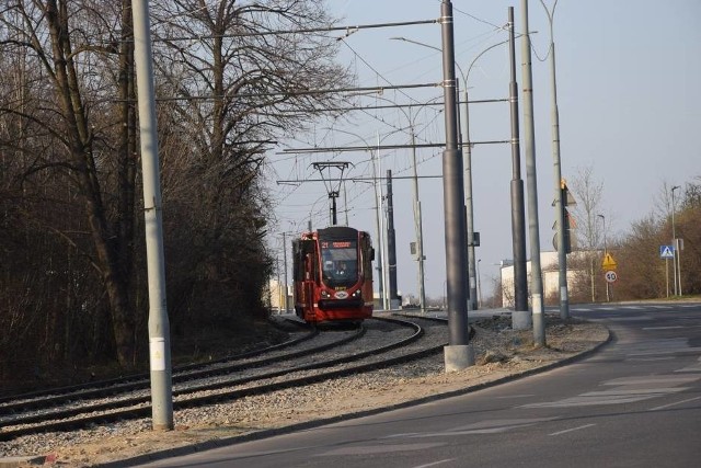 W Dąbrowie Górniczej - Gołonogu modernizacja torowiska tramwajowego wkracza w decydujący etap. Zobacz kolejne zdjęcia/plansze. Przesuwaj zdjęcia w prawo - naciśnij strzałkę lub przycisk NASTĘPNE