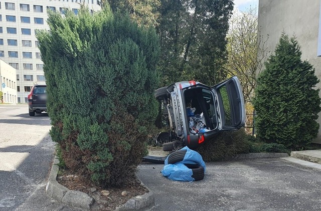 Kobieta pomyliła gaz z hamulcem. Uszkodziła dwa samochody; Zobacz kolejne zdjęcia. Przesuwaj zdjęcia w prawo - naciśnij strzałkę lub przycisk NASTĘPNE >>>