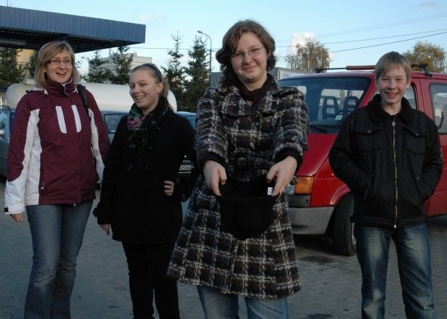 - Zbieramy pieniądze na nowy bus - mówi Agnieszka Cypara (z czapką). Za nią od lewej: nauczycielka Aneta Struzik, Agnieszka Pyzalska i Beniamin Sosnowski. Z tyłu 21-letni ford transit.