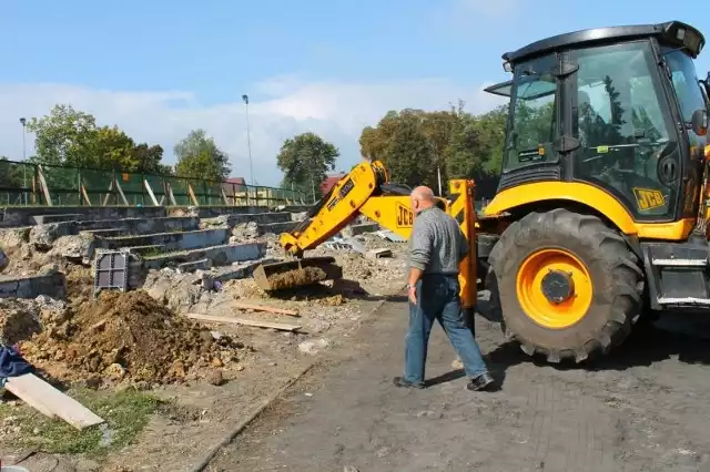 Tak wyglądają rozkopane trybuny na stadionie. Betonowe siedziska będą zastąpione krzesełkami.