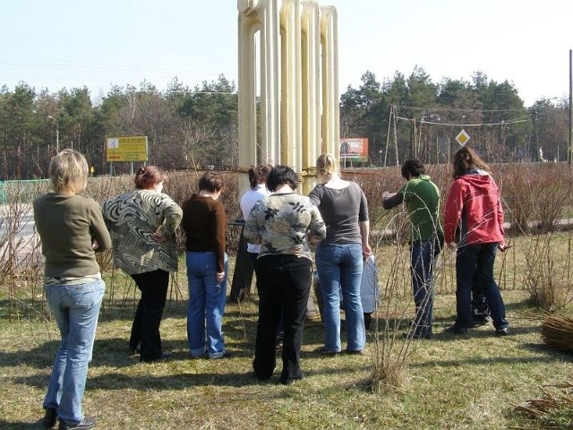 Pomnik grzejnika w Stąporkowie został opleciony wikliną.