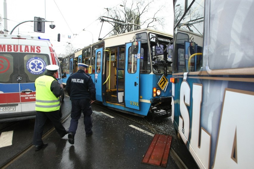 Wypadek tramwajowy na pl. Powstańców Wielkopolskich....