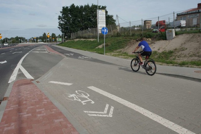 Ścieżka rowerowa na Poznańskiej od strony ronda na skrzyżowaniu z Gdyńską ma nawierzchnię asfaltową, dopiero później, gdy zaczynają się zabudowania jest kostka