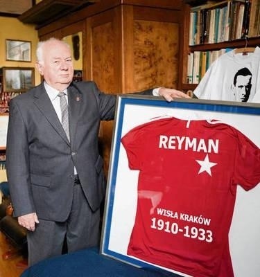 Janusz Tomaszewski prezentuje koszulkę z nazwiskiem H. Reymana Fot. Joanna Urbaniec