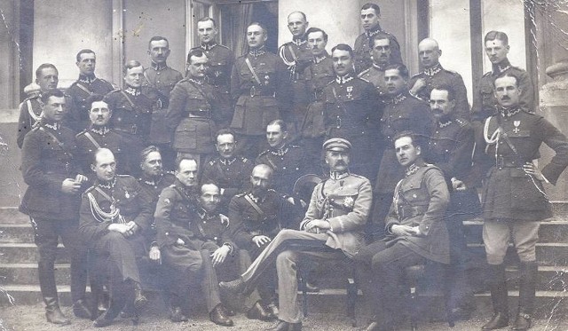Przed Belwederem, 1921 r. Na lewo od Piłsudskiego - Rozwadowski, na prawo - Wieniawa-Długoszowski, Wilk w prawym górnym rogu