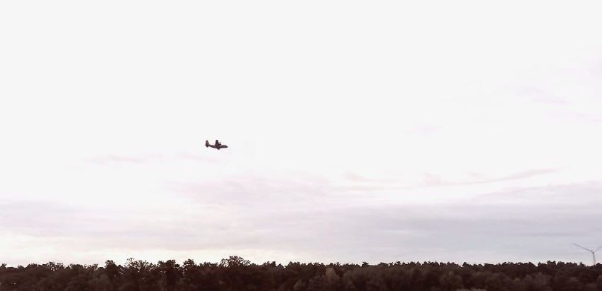 Samolot wojskowy nad zbiornikiem retencyjnym koło Kluczborka