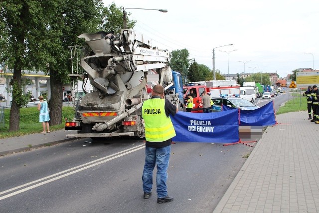 - Na ul. Poznańskiej panują duże utrudnienia w ruchu - podawał około godziny 10 Czytelnik.Policja potwierdziła informację.- Zgłoszenie otrzymaliśmy o godzinie 9.30. Według wstępnych informacji 65-letnia mieszkanka gminy Szubin jechała w stronę Nakła. Zjeżdżając na przejście dla pieszych, wjechała wprost pod nadjeżdżającą ciężarówkę marki MAN  - wyjaśnia mł. asp. Justyna Andrzejewska, rzeczniczka KPP Nakło nad Notecią.- Samochodem ciężarowym kierował 57-letni mieszkaniec Nakła - dodaje rzeczniczka. - Mężczyzna był trzeźwy. Kobieta zmarła na miejscu.Ruch w tym miejscu odbywał się wahadłowo. Policjanci kierowali ruchem. Auta były prowadzone przez stację paliw i dalej przez ulicę Wodną.Na miejscu był prokurator, który nadzorował prace mundurowych.Pogoda na 4 sierpnia 