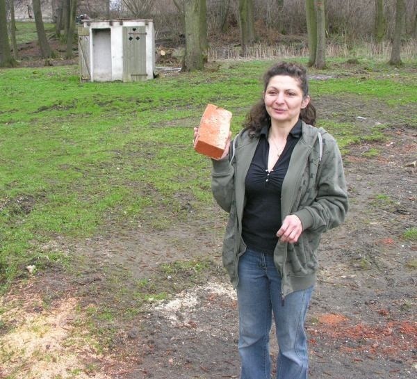 - Po starej świetlicy pozostały cegły - pokazuje Grażyna Sieńkowska. - A te wychodki z tyłu zostawiliśmy jako skansen - śmieje się sołtyska. W tym miejscu ma powstać całkiem nowy dom ludowy.