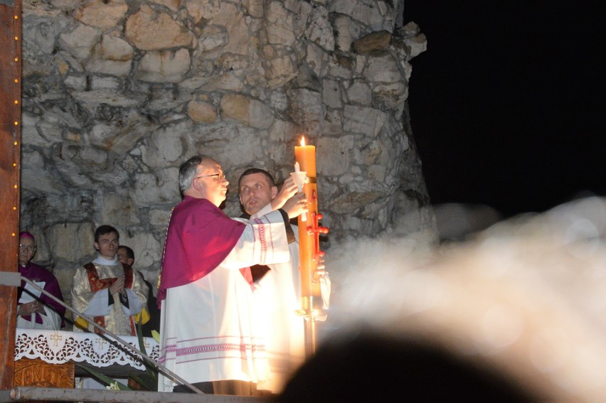 W sobotę wieczorem, mimo zimna i padającego deszczu, grota...