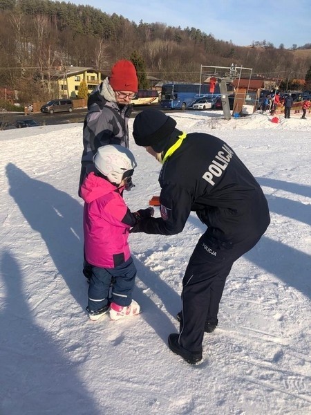 Policjanci na stoku narciarskim na Kiczerze w Puławach instruowali narciarzy jak jeżdzić bezpiecznie [ZDJĘCIA]