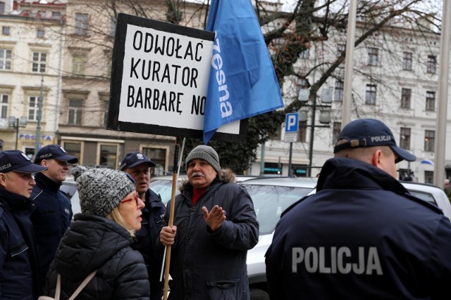 Działania i wypowiedzi Małopolskiej Kurator Oświaty od dawna rodzą wiele kontrowersji (na zdjęciu protest w Krakowie w marcu 2019 roku). Teraz celem budzących wątpliwości praktyk Barbary Nowak stała się Wieliczka