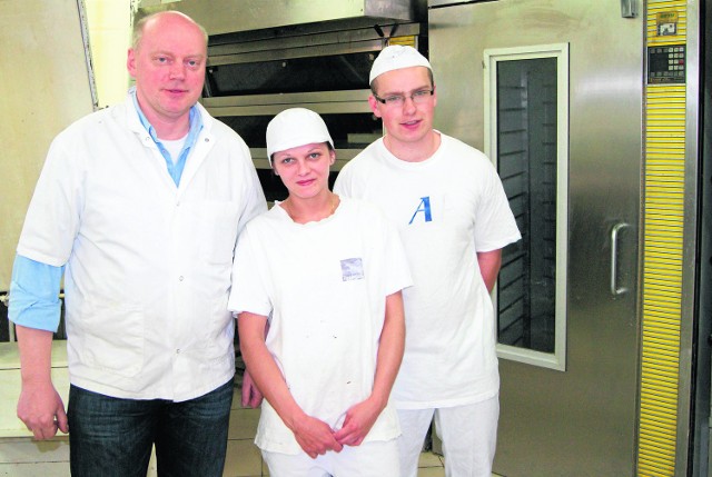 Właściciel Samanty Maciej Rzankowski (z lewej) daje swoim pracownikom 50 proc. rabatu na ciasta