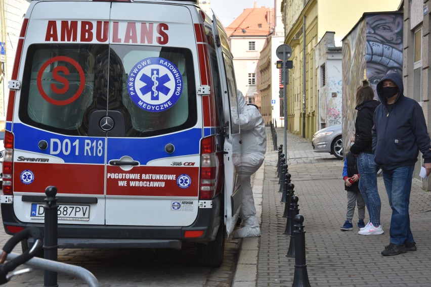 Testy na COVID-19 przy ul. Biskupiej we Wrocławiu