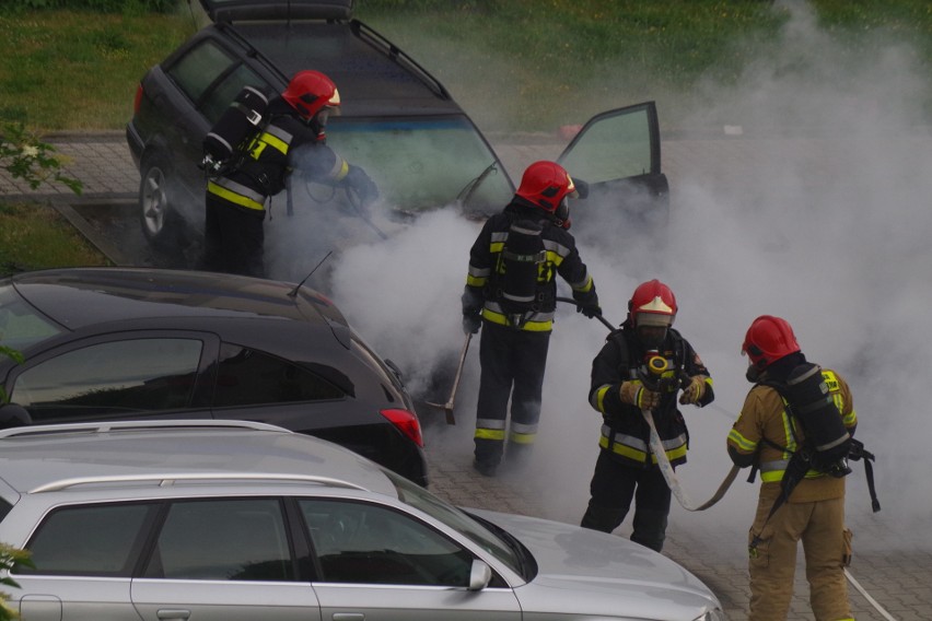 Pożar samochodu w Opolu. Audi zapaliło się na osiedlowym parkingu przy ul. Sieradzkiej