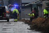 Koparka uszkodziła rurę z gazem na os. Drzewice w Kostrzynie. Na miejscu strażacy i pogotowie gazowe