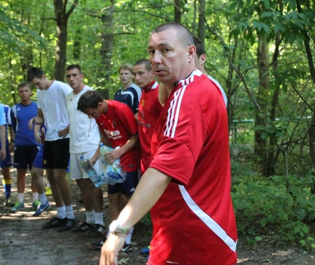Trener Tomasz Dziubiński wywalczył wicemistrzostwo ligi i pozostanie w Broni.