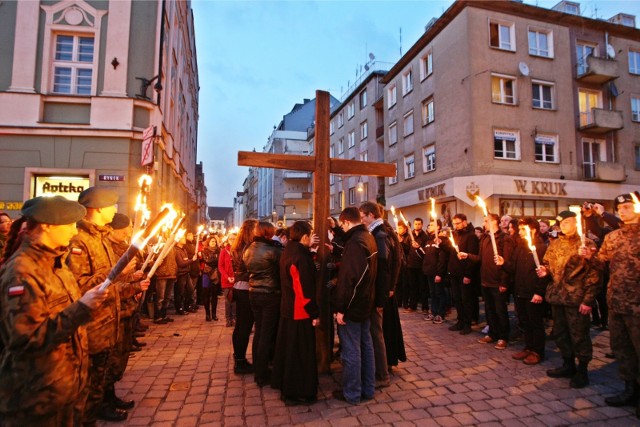 Droga krzyżowa we wrocławskim Rynku. Kościół Katolicki nie mówi nie wolnemu piątkowi gdyż, jak zaznacza  ksiądz Rafał Kowalski, rzecznik archidiecezji wrocławskiej, Wielki Piątek to bardzo ważne święto dla chrześcijan i liturgicznie ważniejsze nawet od Poniedziałku Wielkanocnego.