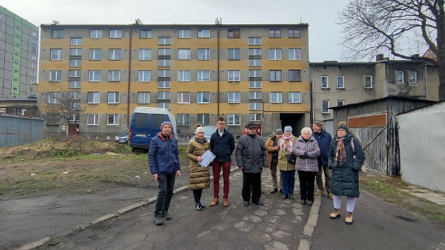 Kamienica przy ul. Sienkiewicza 13 w Dąbrowie Górniczej nadaje się do całkowitego remontu. Lokatorzy podkreślają, że tu nie da się normalnie żyćZobacz kolejne zdjęcia/plansze. Przesuwaj zdjęcia w prawo naciśnij strzałkę lub przycisk NASTĘPNE