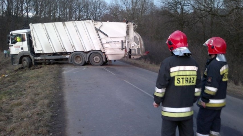 Wypadek pod Wrocławiem. Śmieciarka przewróciła się między Groblicami i Kotowicami [FOTO]