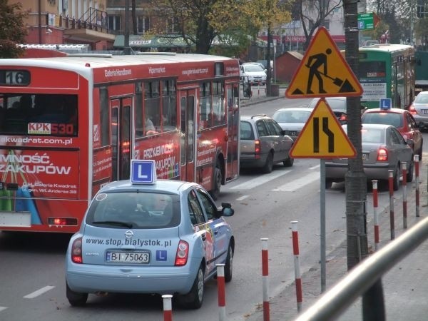 Na calej dlugości Legionowej jest dostepny jeden pas ruchu w...